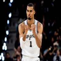 5月21日讯，NBA西部决赛第二场，马刺客场113-122输给雷霆，大比分被扳成1-1。赛后文班亚马...
