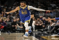 NBA勇士队最新消息:库里谈到据称高达2.4亿美元的净资产时说,“我有专人帮我打理这些。”